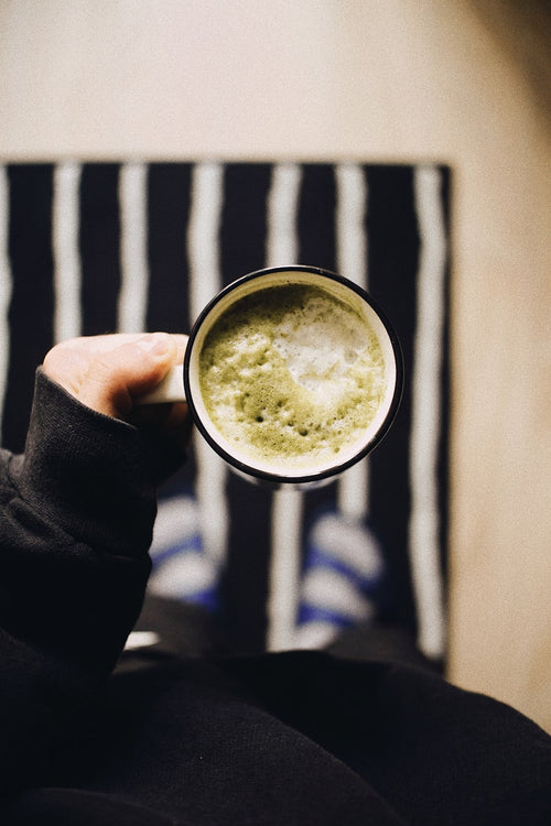 Sosteniendo una taza de matcha en casa