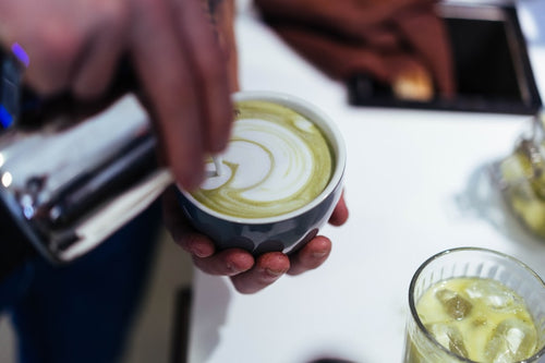 Preparando arte latte sobre un matcha
