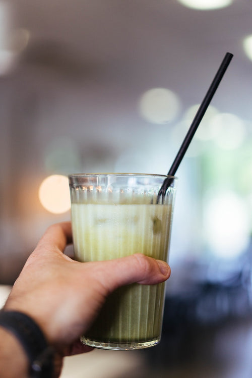 Sosteniendo un matcha latte helado
