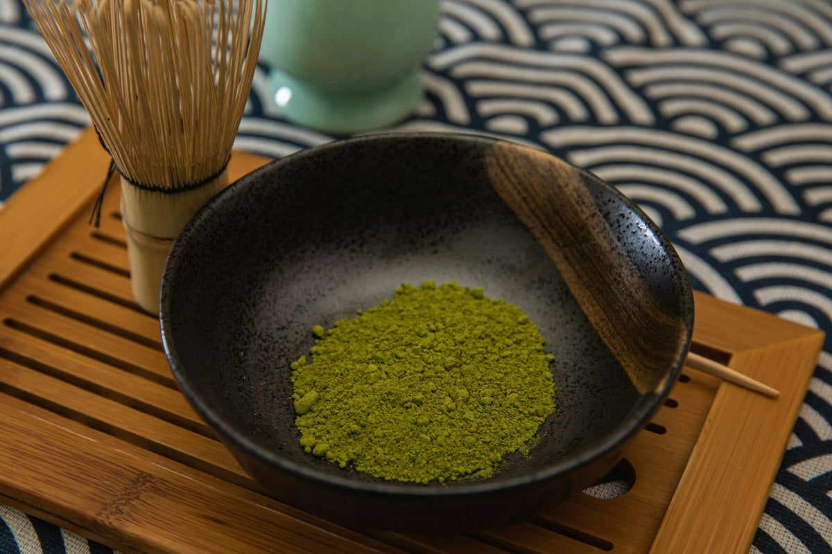 Preparación de matcha con chasen de bambú